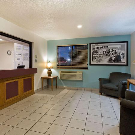 Super 8 By Wyndham Lexington Park/California Area Hotel Екстериор снимка