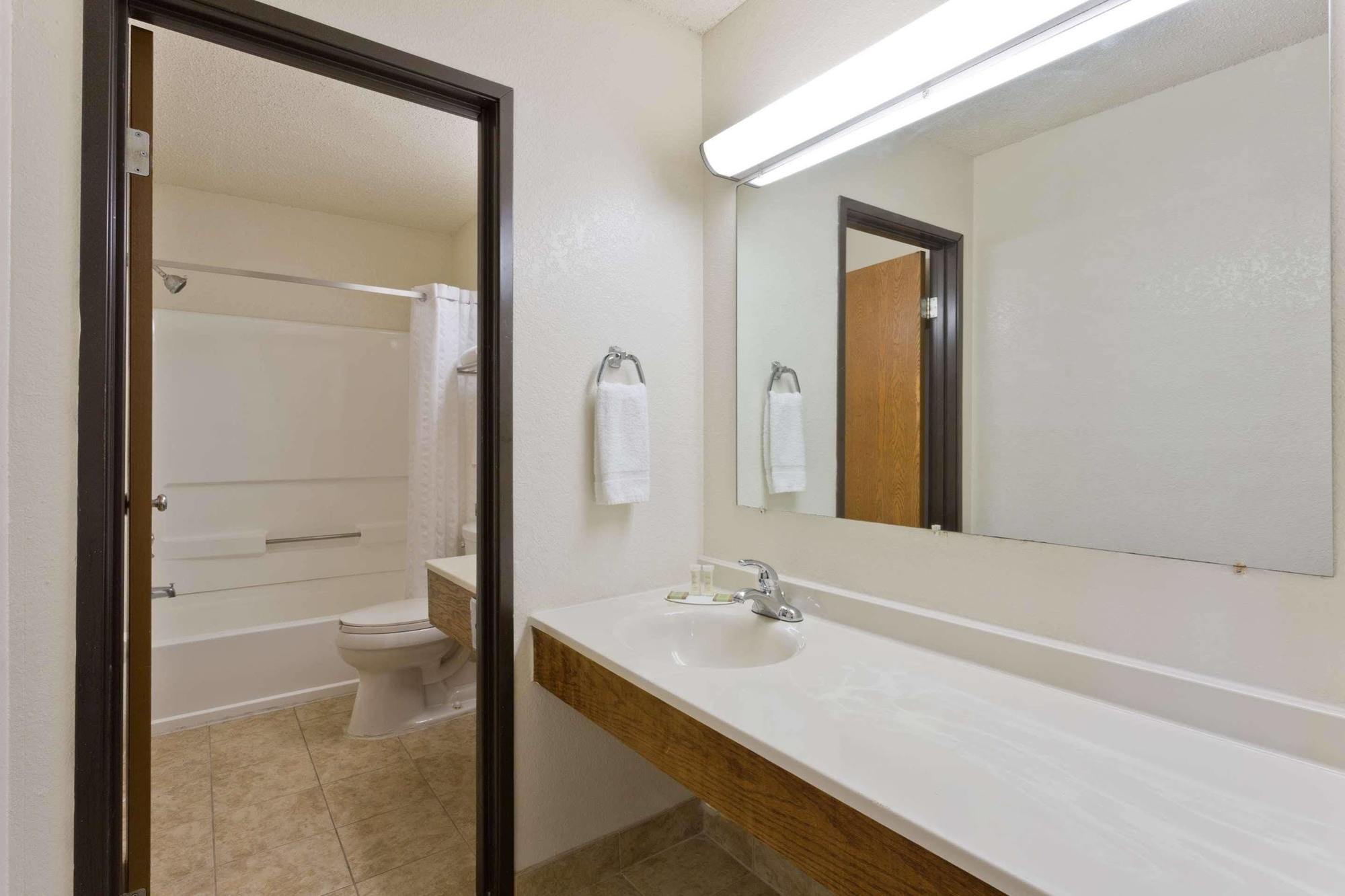 Super 8 By Wyndham Lexington Park/California Area Hotel Екстериор снимка